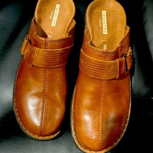 Clarks-Brown soft leather mules